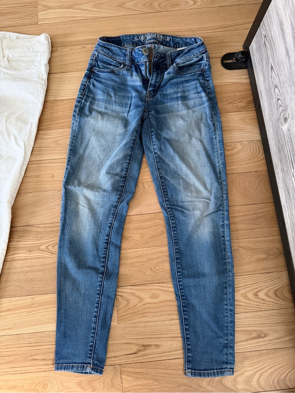 American Eagle Outfitters Women's Skinny Jeans in Medium Blue Wash